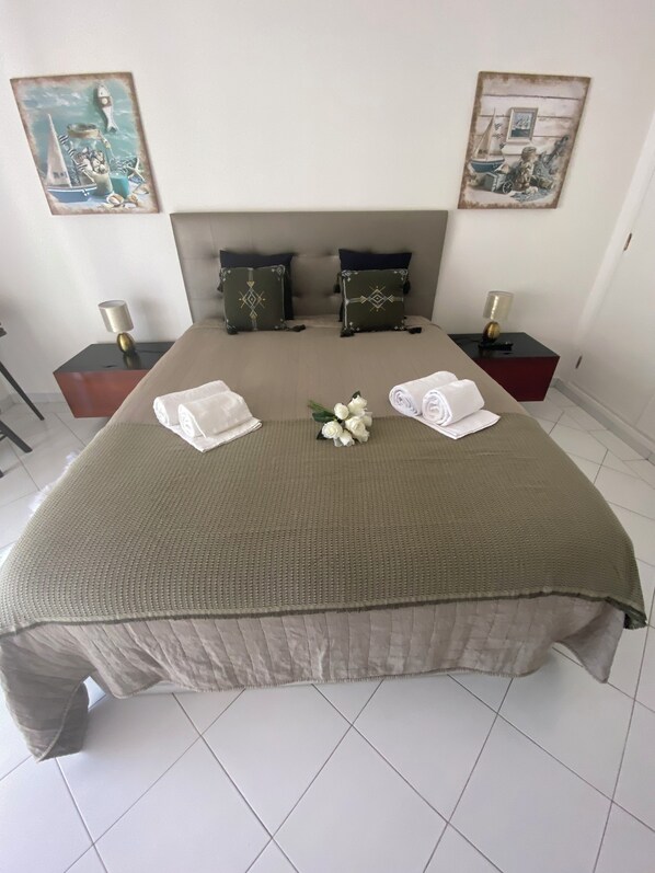Room - Apartment, beachfront, sea views. (Portimão)