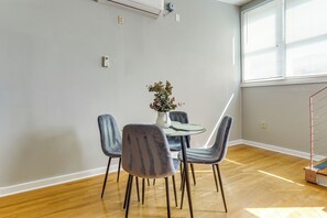 Dining - Stylish Downtown Loft: Rooftop Patio + 2 King Beds (Fayetteville)