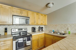 Geladeira, micro-ondas, cooktop, lava-louças