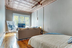 Room - Stylish Downtown Loft: Rooftop Patio + 2 King Beds (Fayetteville)