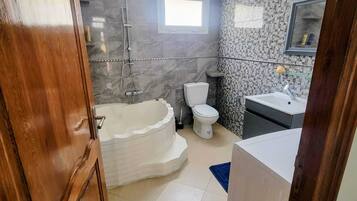 Baignoire Ă jets, serviettes fournies, savon, papier toilette
