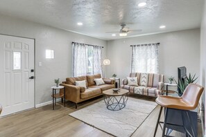 TV - Quiet Yuma Retreat w/ Hot Tub & Spacious Backyard (Yuma)