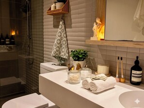 Sèche-cheveux, serviettes fournies, savon, papier toilette