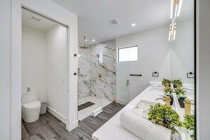 Hair dryer, towels - 3 Mi to Naples Beach: Chic Group Getaway w/ Pools! (Naples)