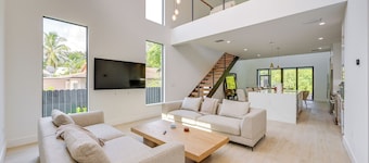 3 Mi to Naples Beach: Chic Group Getaway w/ Pools!