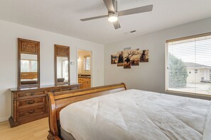 Room - Viewing Deck! Scenic Tropic Sanctuary w/ Hot Tub (Tropic)