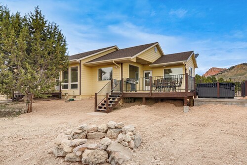 Viewing Deck! Scenic Tropic Sanctuary w/ Hot Tub