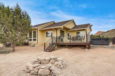 Viewing Deck! Scenic Tropic Sanctuary w/ Hot Tub