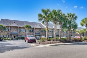 Exterior - Water-View Patio! Condo 2 Mi to Surfside Beach (Myrtle Beach)