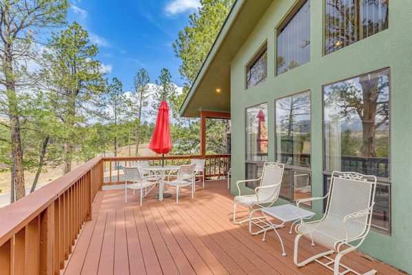 Outdoor dining - 1 Mi to Alto Lake! All-Season Base w/ Mtn Views (Alto)