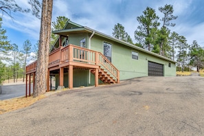 Exterior - 1 Mi to Alto Lake! All-Season Base w/ Mtn Views (Alto)