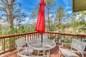 Outdoor dining - 1 Mi to Alto Lake! All-Season Base w/ Mtn Views (Alto)