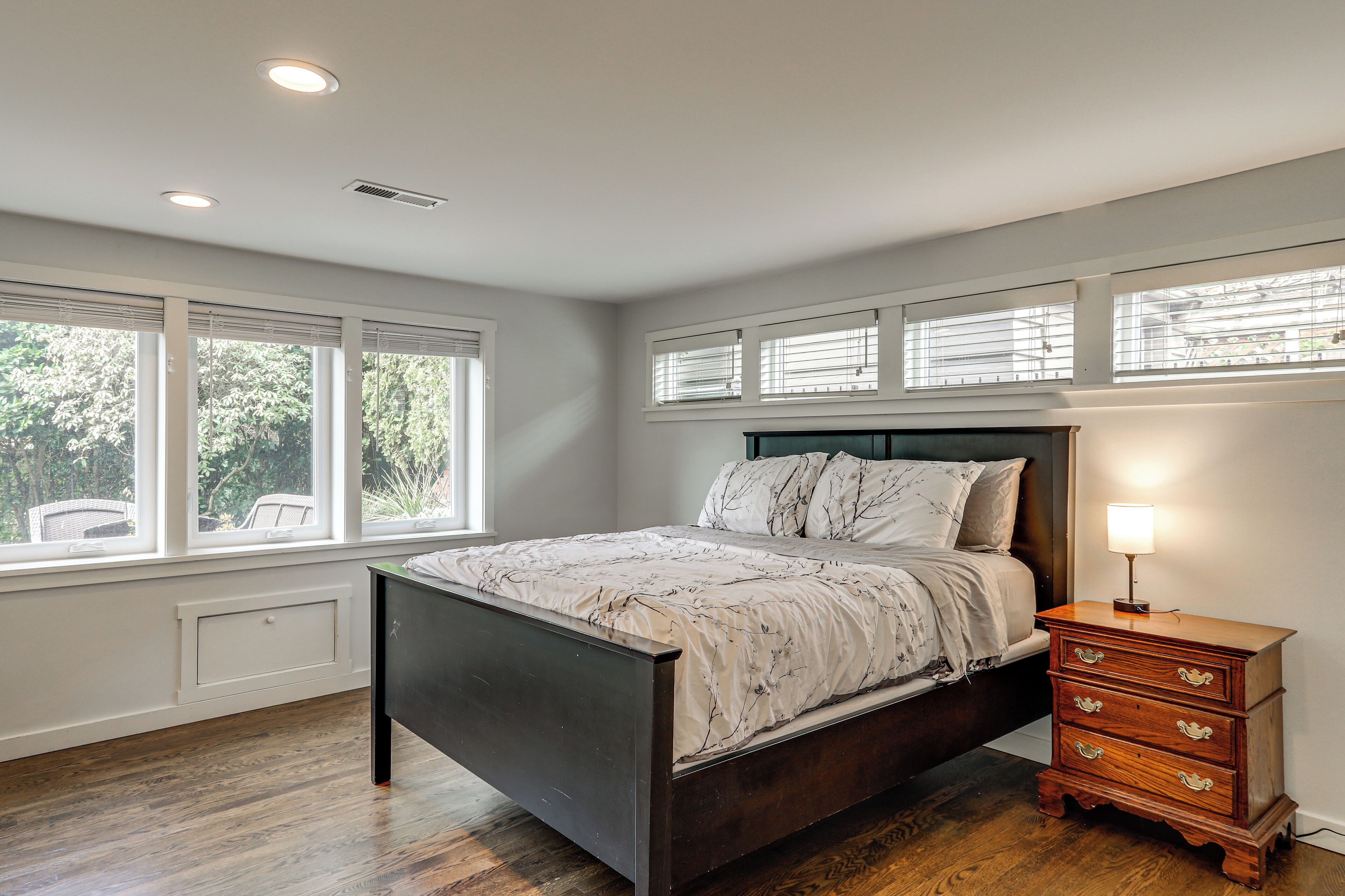 4 bedrooms, desk, Internet, bed sheets