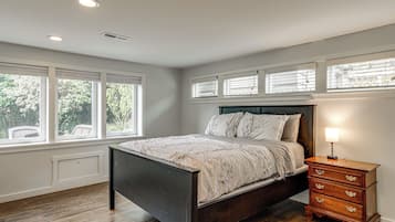 4 bedrooms, desk, Internet, bed sheets