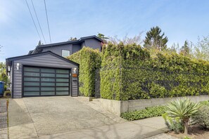 Exterior - Modern Broadway Luxury: Spacious Seattle Home! (Seattle)