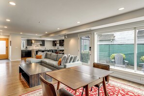 TV - Modern Broadway Luxury: Spacious Seattle Home! (Seattle)