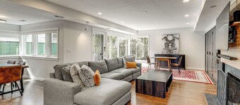 Modern Broadway Luxury: Spacious Seattle Home!