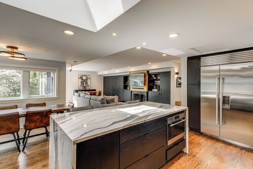 Modern Broadway Luxury: Spacious Seattle Home!