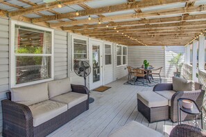 Outdoor dining - Coastal Retreat in Hampstead + Private Deck & Yard (Hampstead)