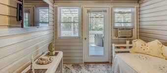 Coastal Retreat in Hampstead + Private Deck & Yard