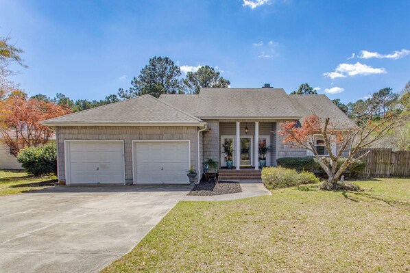 Exterior - Coastal Retreat in Hampstead + Private Deck & Yard (Hampstead)