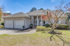Exterior - Coastal Retreat in Hampstead + Private Deck & Yard (Hampstead)