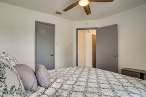 Room - DFW Extended Stay! Convenient Family Home w/ Yard (Coppell)