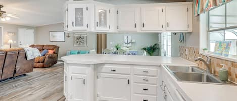 Fridge, microwave, stovetop, dishwasher