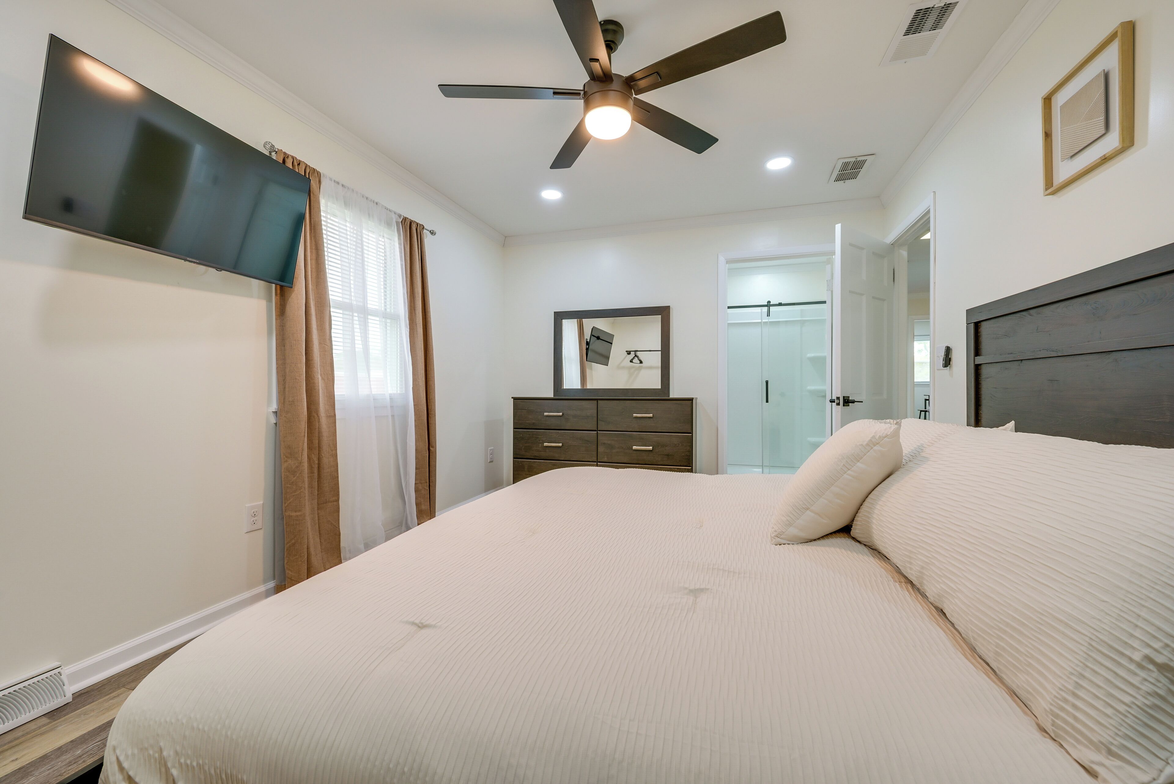 2 bedrooms, iron/ironing board, internet, bed sheets