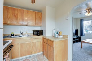 Fridge, microwave, stovetop, coffee/tea maker - Home Near Reno Industrial Center & Med Centers (Sparks)