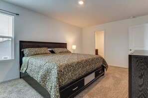 Room - Spacious & Pet Friendly! Hill Country Home Base (Maxwell)