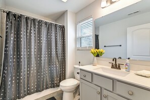Hair dryer, towels - 3 Mi to Uptown Charlotte! Apt in Historic District (Charlotte)
