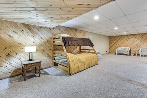 3 bedrooms, desk, iron/ironing board, internet
