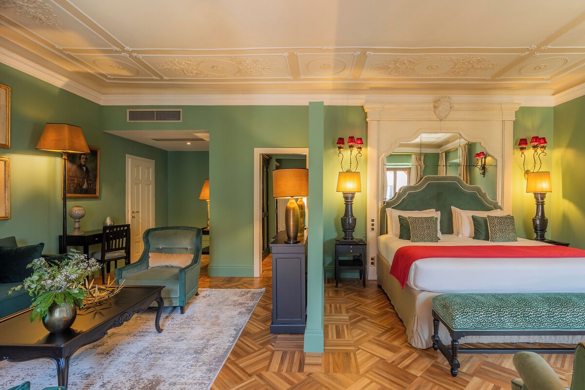 In-room safe, blackout drapes, soundproofing