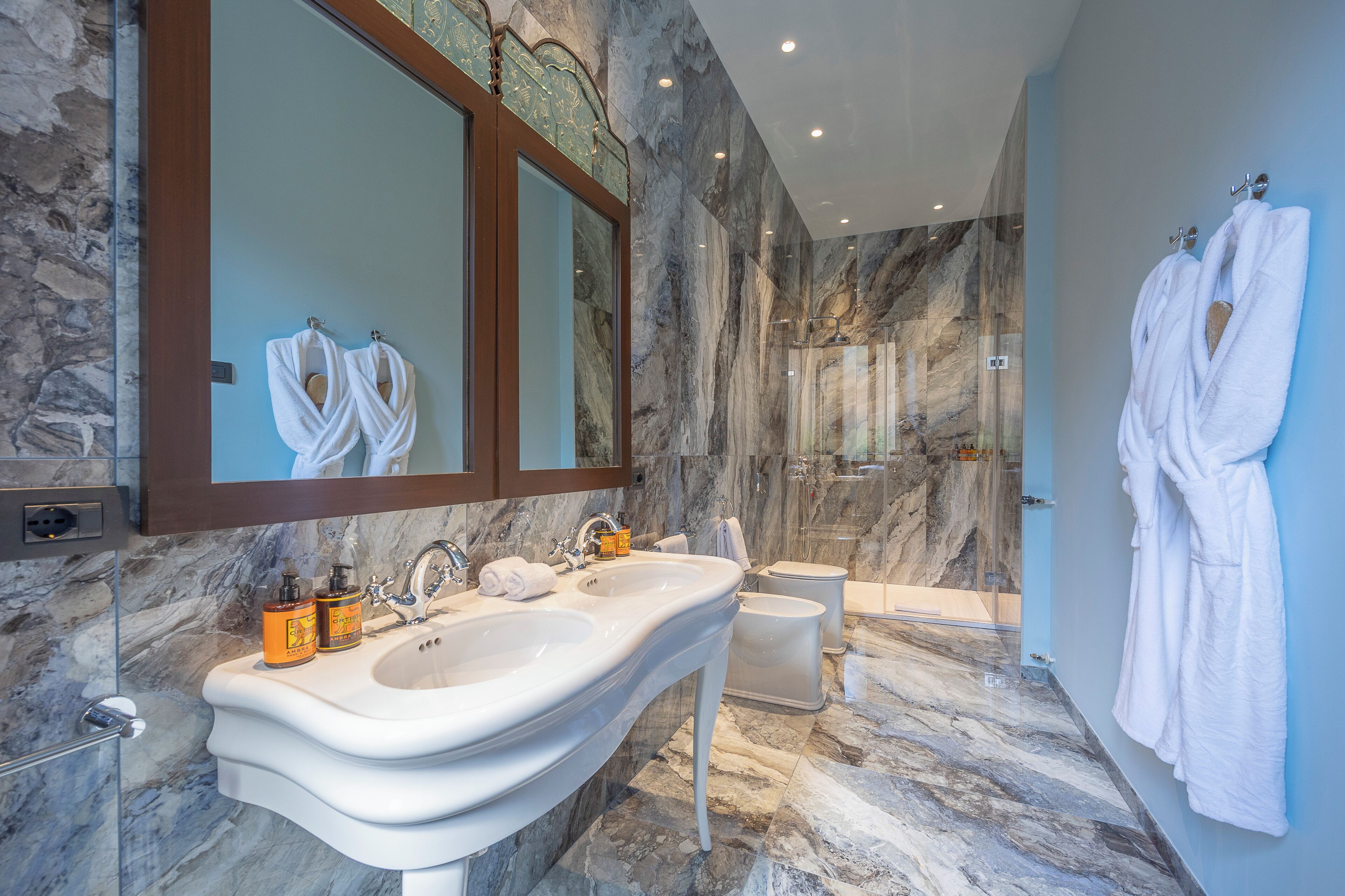 Presidential-Suite | Badezimmer | Kostenlose Toilettenartikel, Hausschuhe, Handtücher, Seife