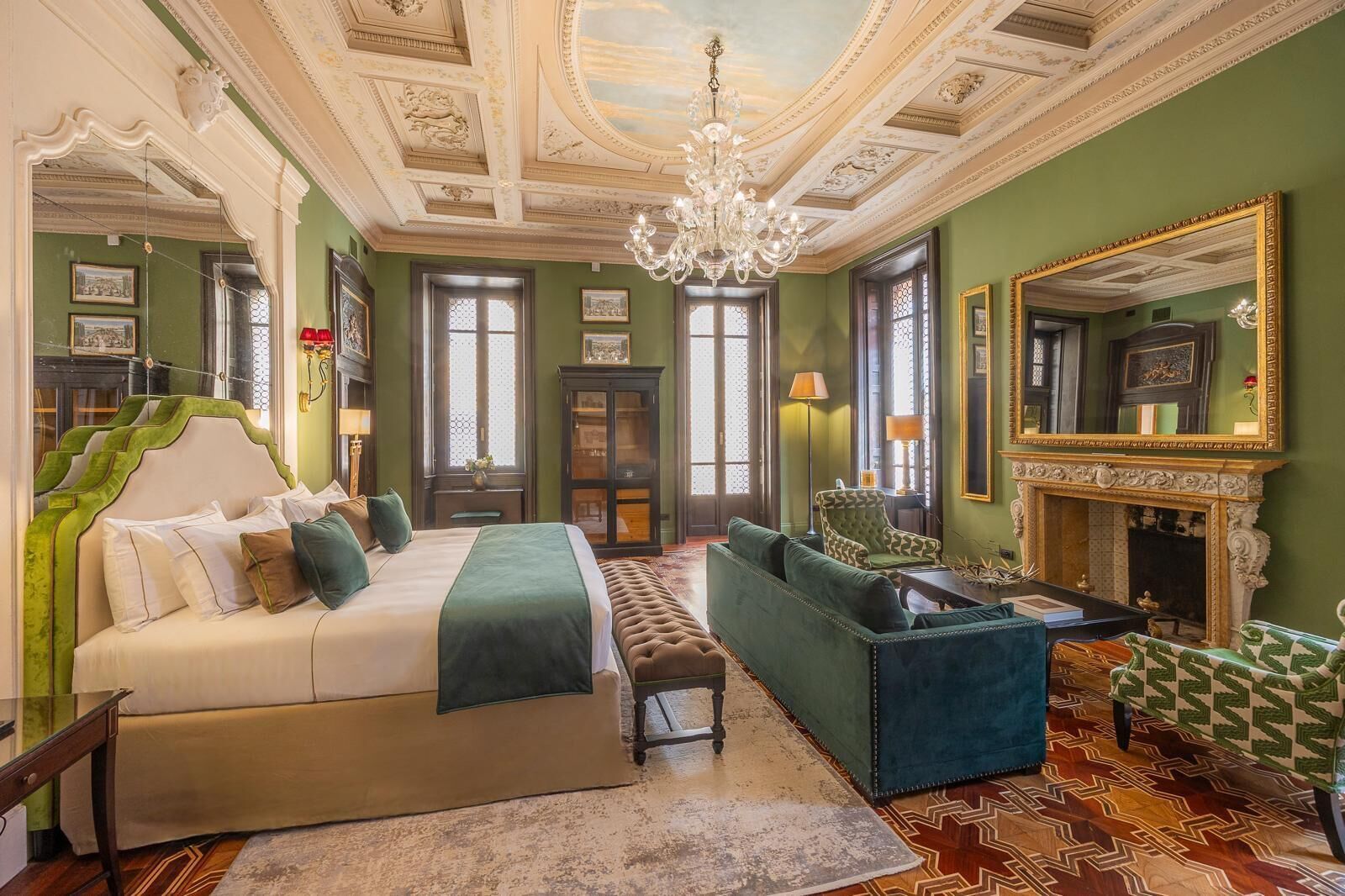Suite « Premier », 1 très grand lit, balcon | Coffres-forts dans les chambres, décoration personnalisée