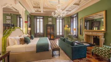 Suite « Premier », 1 très grand lit, balcon | Coffres-forts dans les chambres, décoration personnalisée