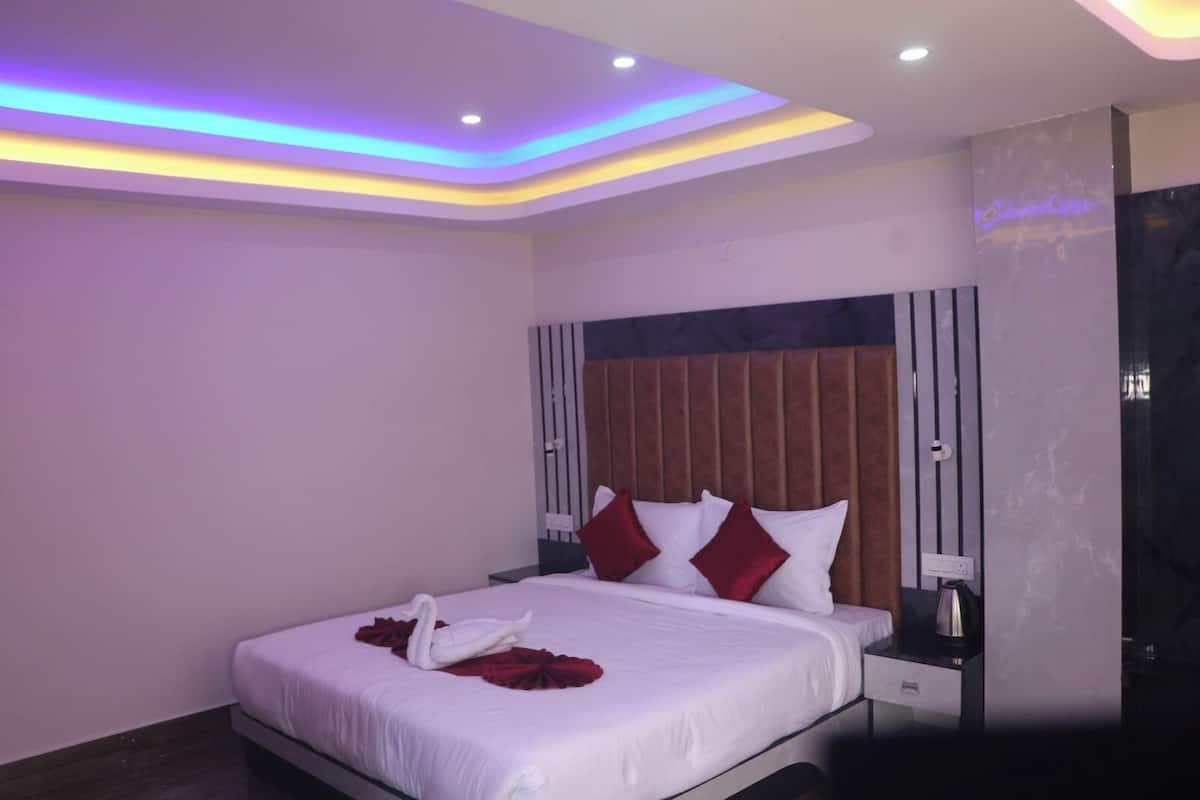 Una habitación de hotel moderna con una cama bien hecha, un cabecero con líneas verticales y una pared de mármol.