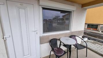 Standard-Zweibettzimmer | Speisen im Freien