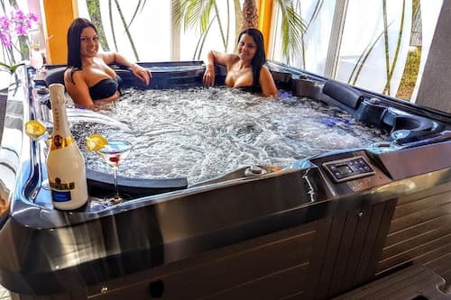 Indoor spa tub