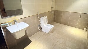 Un bany amb un rentatge, vàter i plat de dutxa.