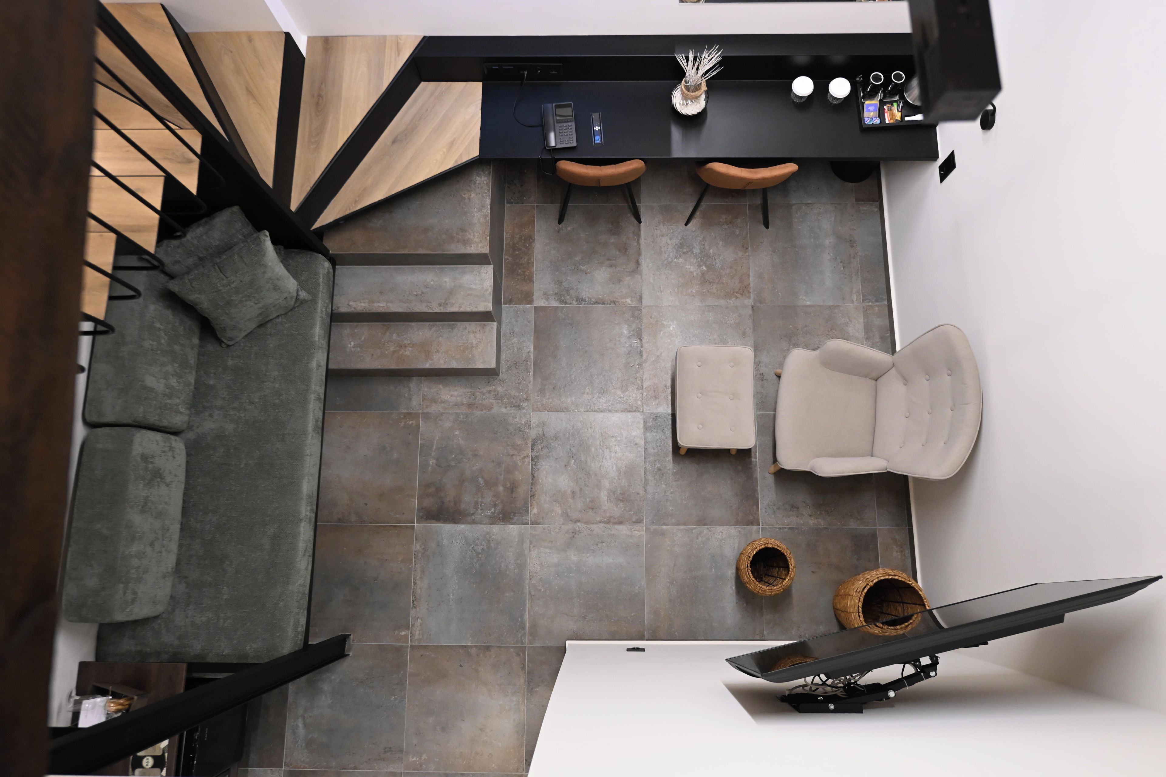 Ein modernes Interieur mit einer Couch, zwei Sesseln, einem Couchtisch und einem einzigartigen Wandtisch.