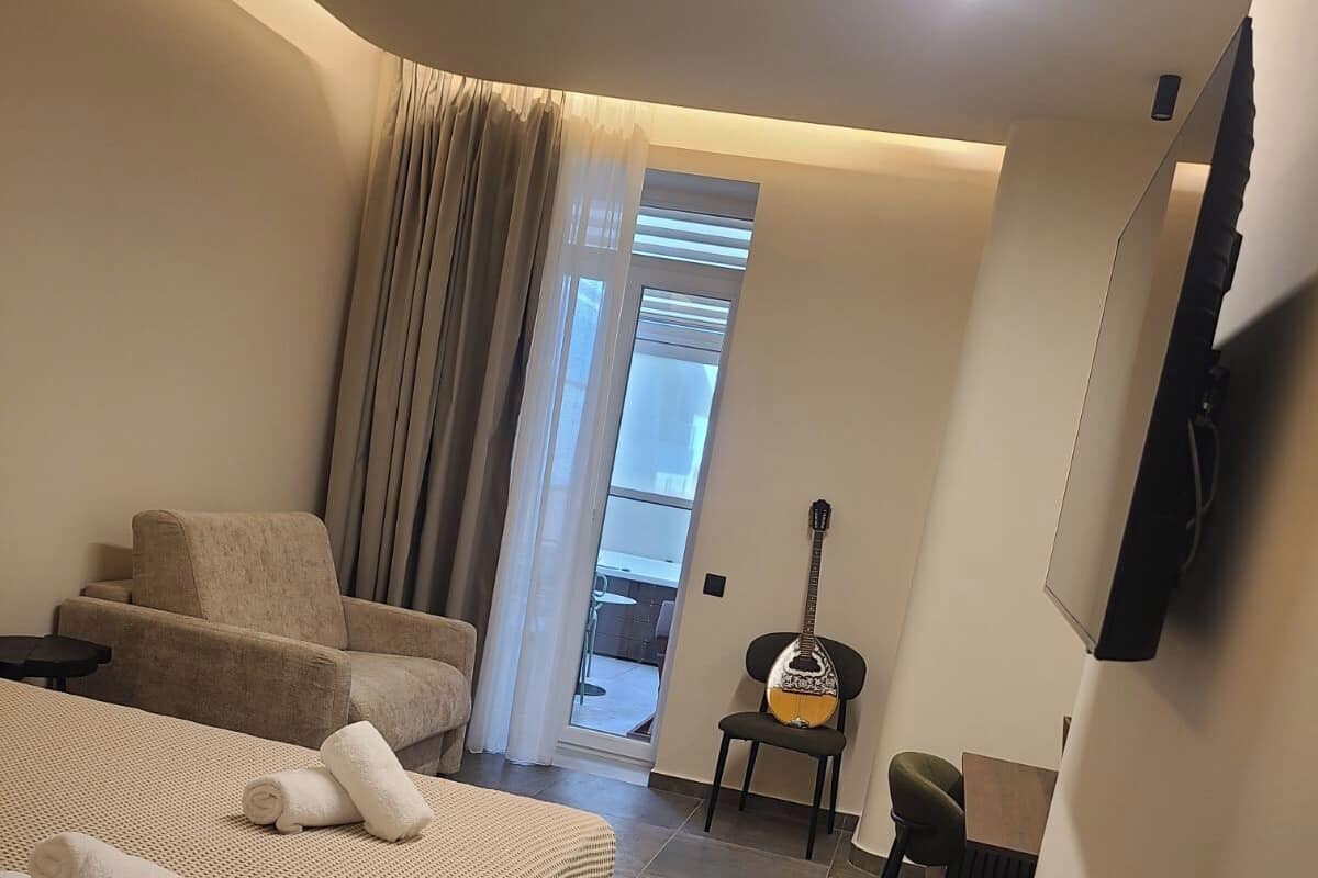 Loft Raisin | In-room safe, desk, laptop workspace, blackout drapes