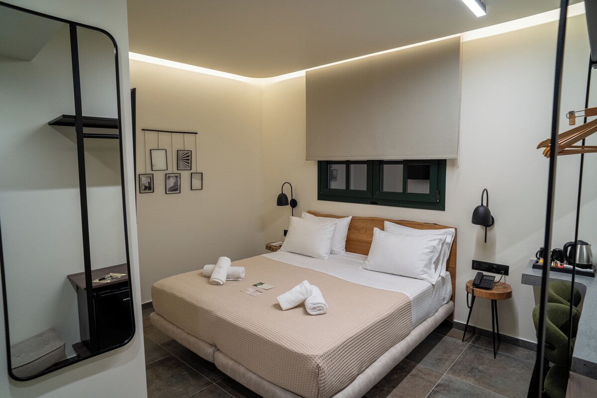 Classic Warehouse Connecting | Pillowtop beds, minibar (some free items), in-room safe