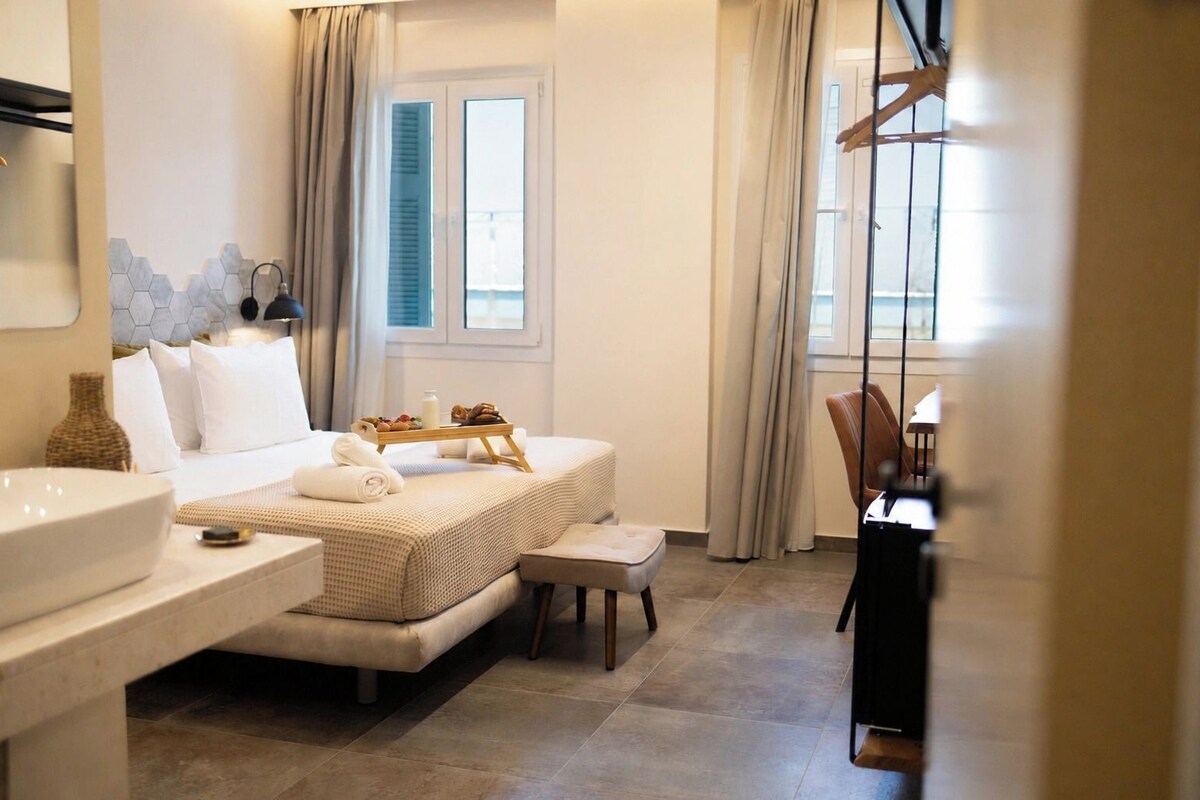 Deluxe Merchant | Pillowtop beds, minibar (some free items), in-room safe