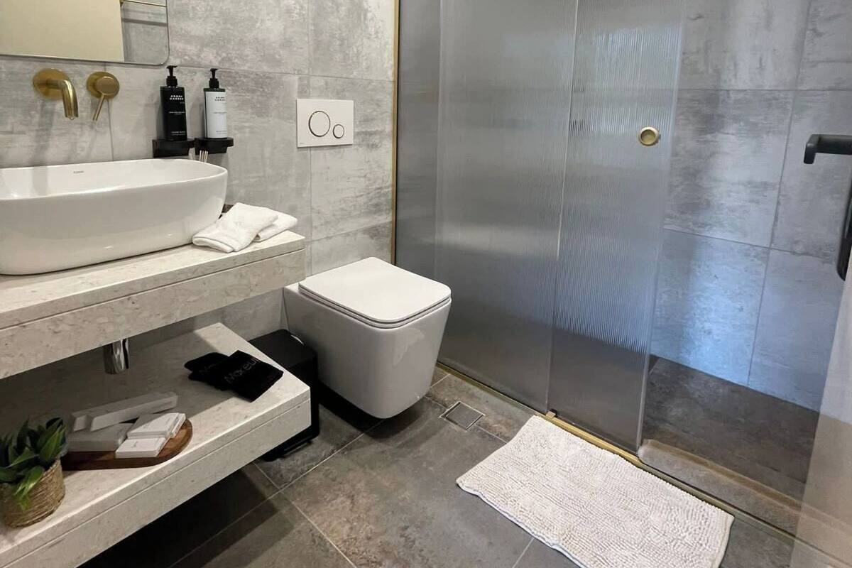 Deluxe Merchant | Bathroom | Shower, free toiletries, hair dryer, slippers
