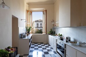Fridge, microwave, oven, stovetop - Apartment in Florence with 5 bedrooms sleeps 10 (Florence)