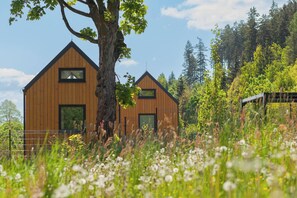 House, 2 Bedrooms, Balcony | Property grounds - Sovanova a Stylish Cottage With a Mountain View (Gluszyca)