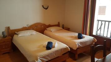 Chambre classique double ou avec lits jumeaux, balcon, vue sur la ville