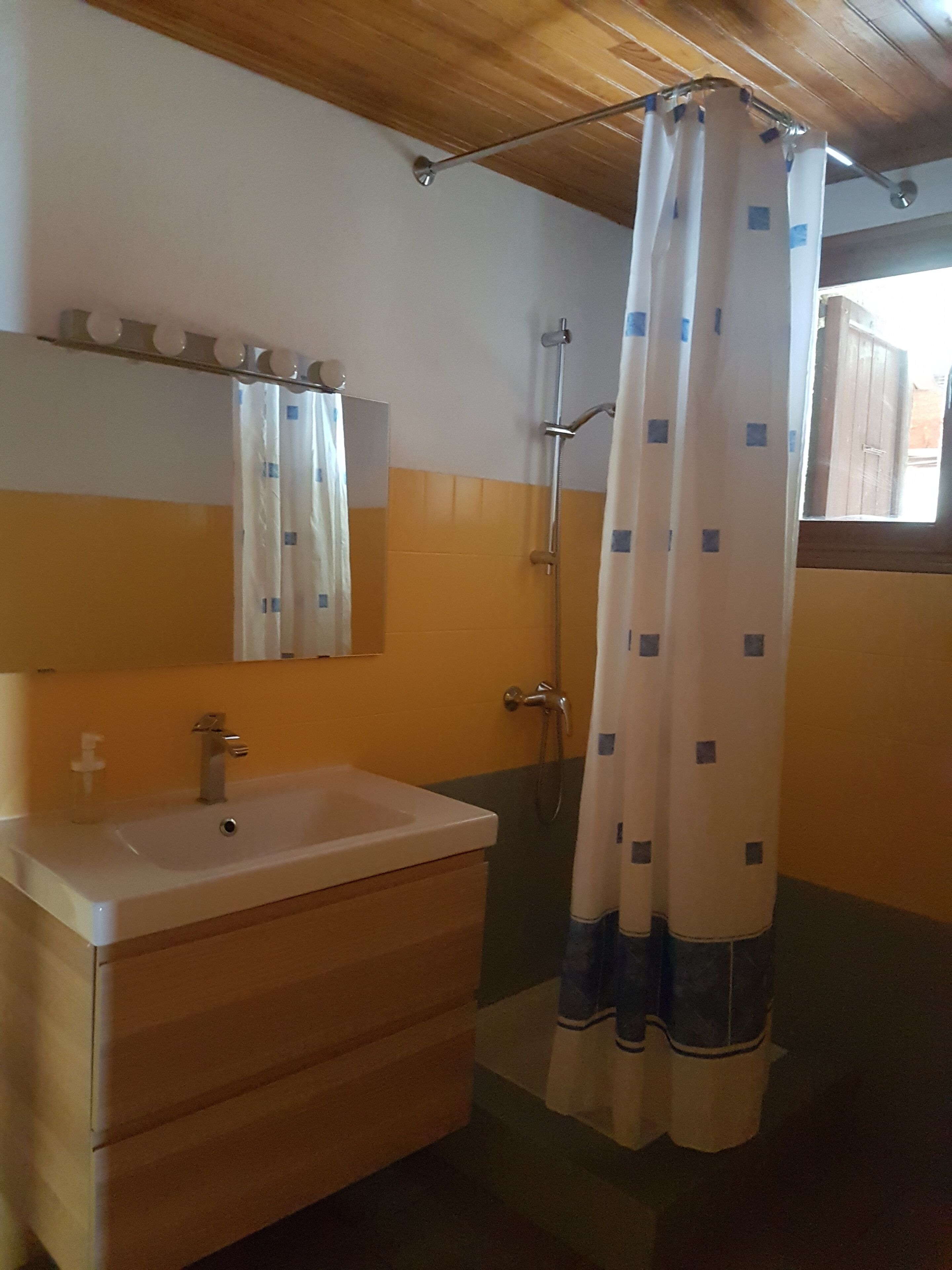 Classic-Doppel- oder -Zweibettzimmer, Balkon, Stadtblick | Badezimmer